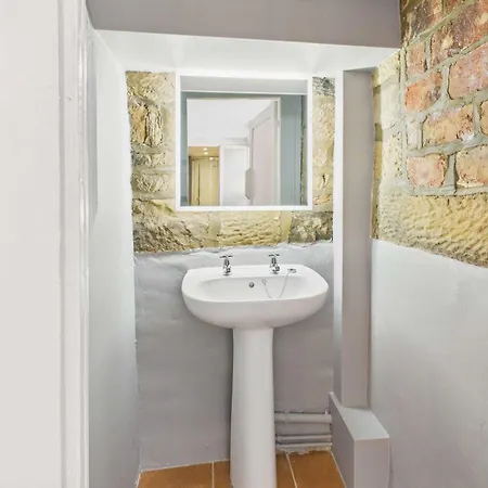 Host & - Leading Lights Apartment Whitby