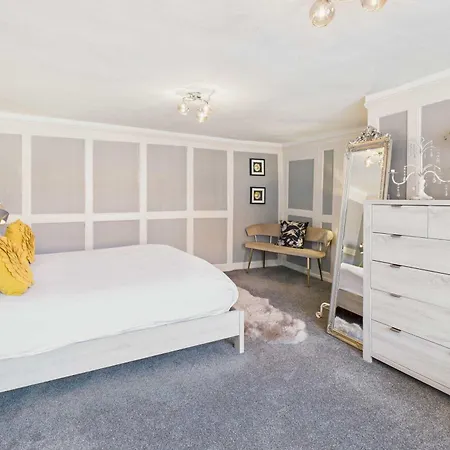 Host & - Leading Lights Apartment