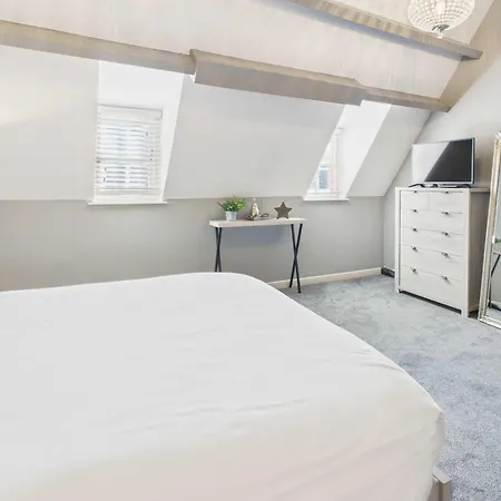 Apartment Host & - Leading Lights