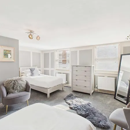 Host & - Leading Lights Apartment Whitby